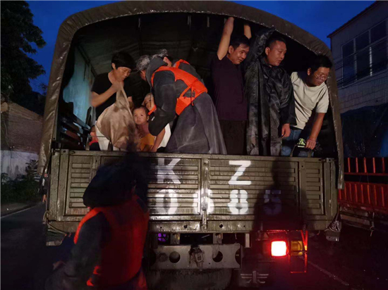 永安行員工加入民兵隊伍 駐防長葛市防汛一線