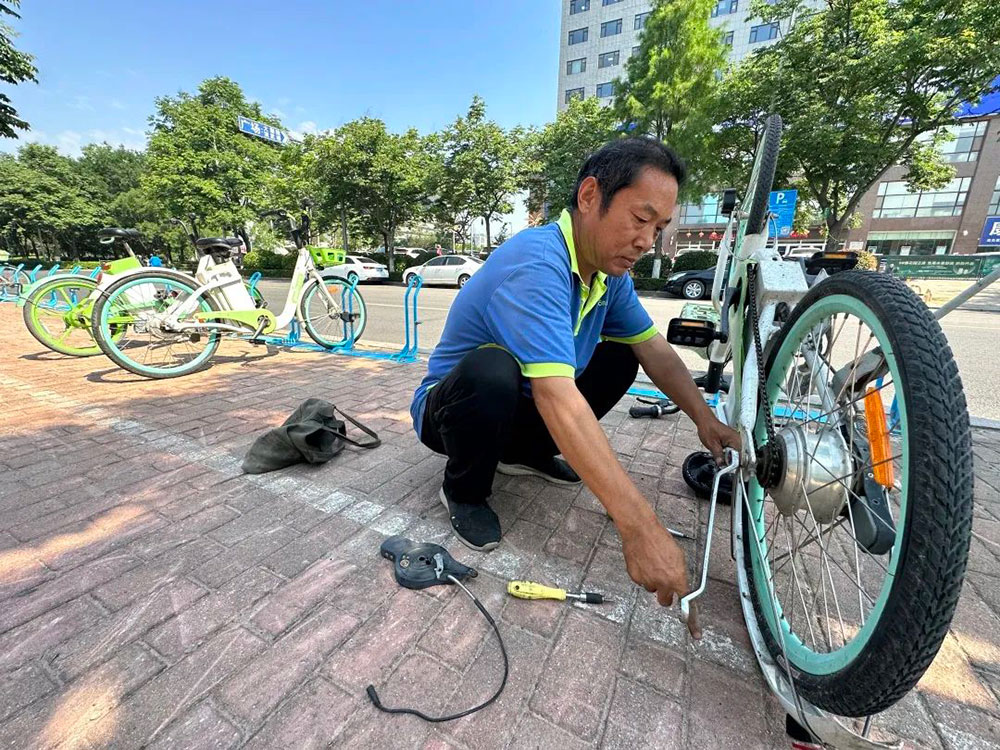 高溫下的堅守：每天檢修200余輛故障車，確保市民騎行安全