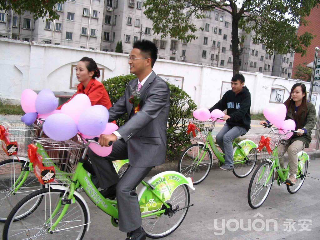 南通一對新人舉行綠色婚禮  自行車當婚車